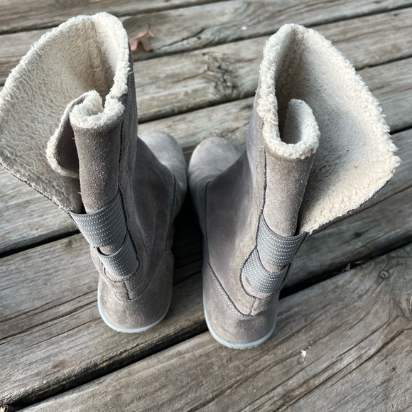Gray Suede Croc Boots Girls Size 5 Crocs Sherpa Fleece Lining Fall Winter Boots - Picture 2 of 14